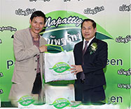 泰国消费者保护协会会长（右）